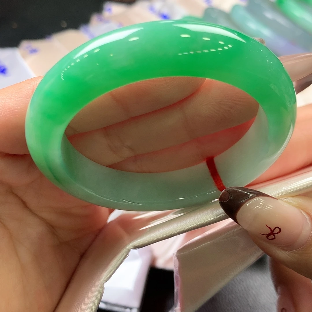 翡翠未镶嵌手镯34号冰胶阳绿一步到位毕业