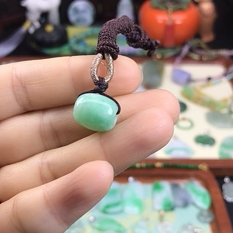 翡翠颈饰未镶嵌路路通