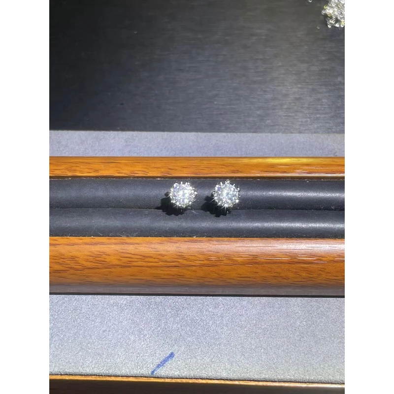 a8815白色六爪耳钉多样性发货