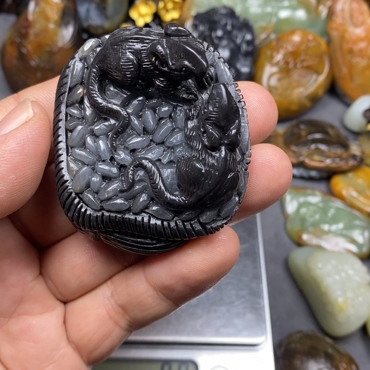 和田玉未镶嵌把件