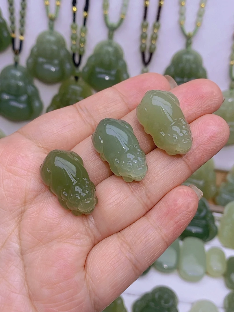 天然和田玉貔貅玉坠精美手工雕刻玉貔貅吊坠男女款配绳送礼物