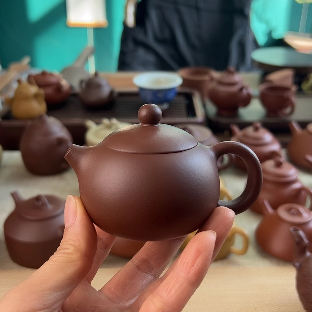 征***服紫砂茶壶原矿泥料手工制作