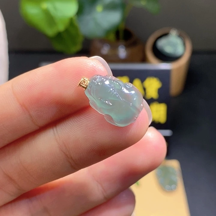 颈饰18K金镶嵌翡翠吊坠