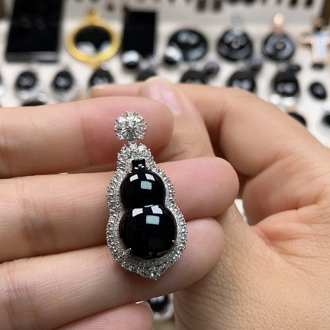 翡翠18K金镶嵌颈饰