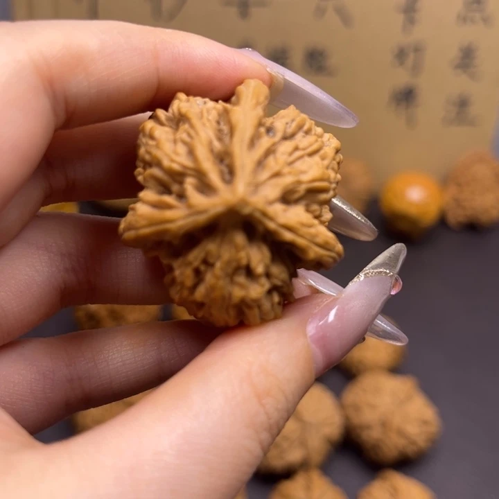 唐***唐菩提籽类三棱单只异型有磕尖有瑕
