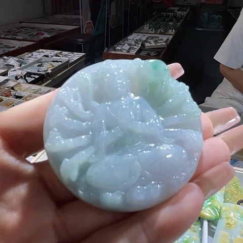 翡翠未镶嵌颈饰一个