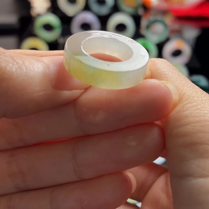 定制翡翠未镶嵌白底茶黄7-13圈