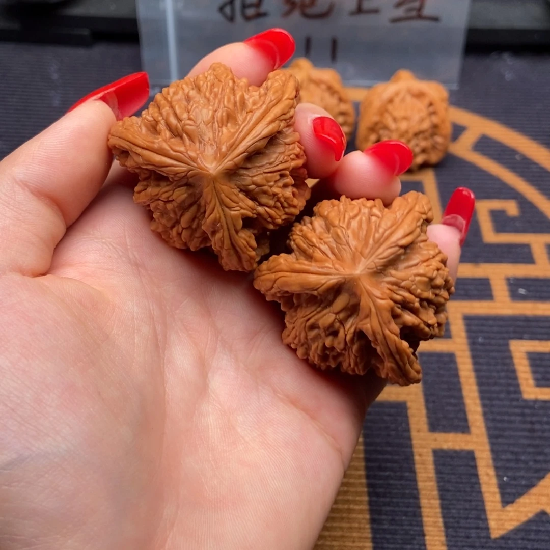 文玩核桃吊坠哈*虎头