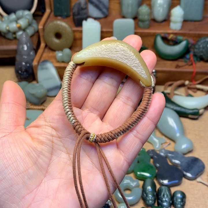 專***子和田玉未镶嵌颈饰