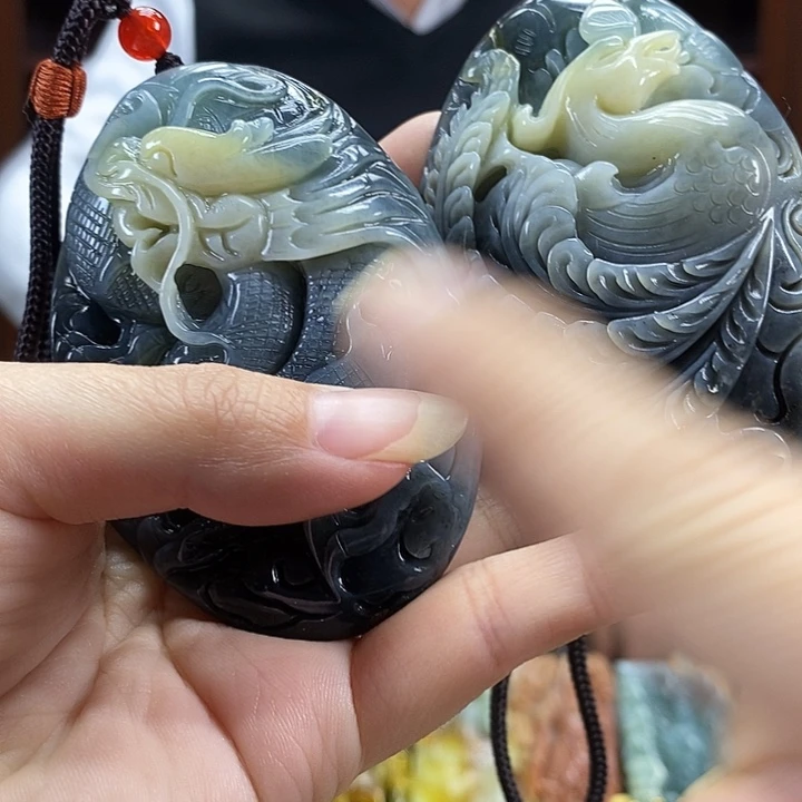 如***…蛇纹石玉未镶嵌颈饰
