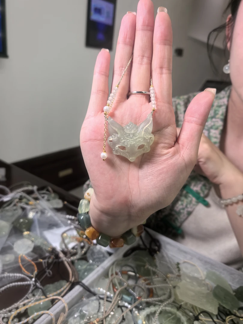 手工岫玉白冰狐狸