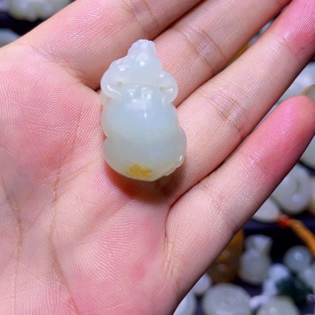 熊***子和田玉未镶嵌颈饰