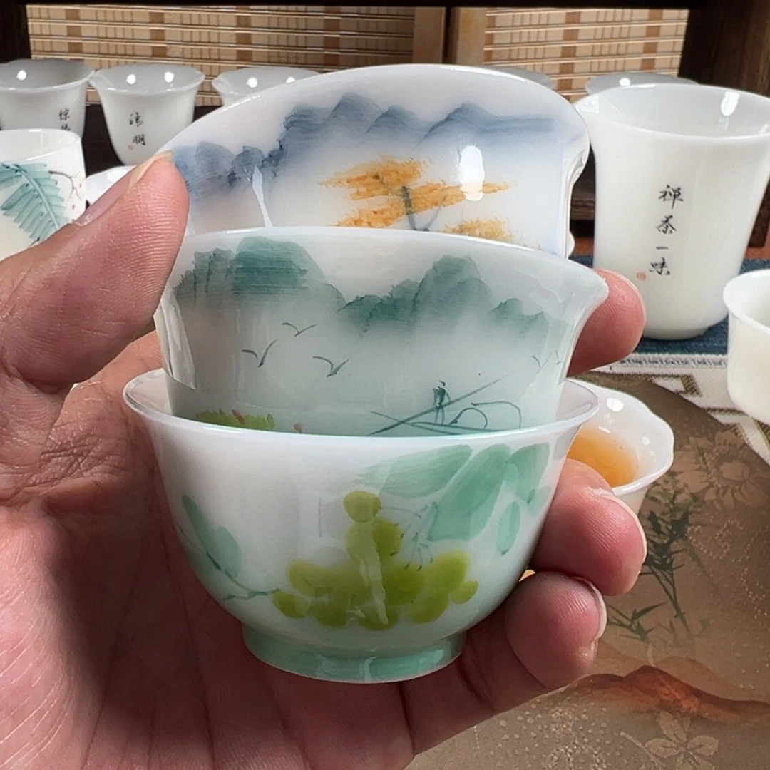 杯子采用优质瓷土制作工艺