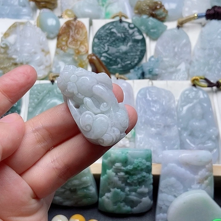 苏***玉翡翠未镶嵌颈饰翡翠