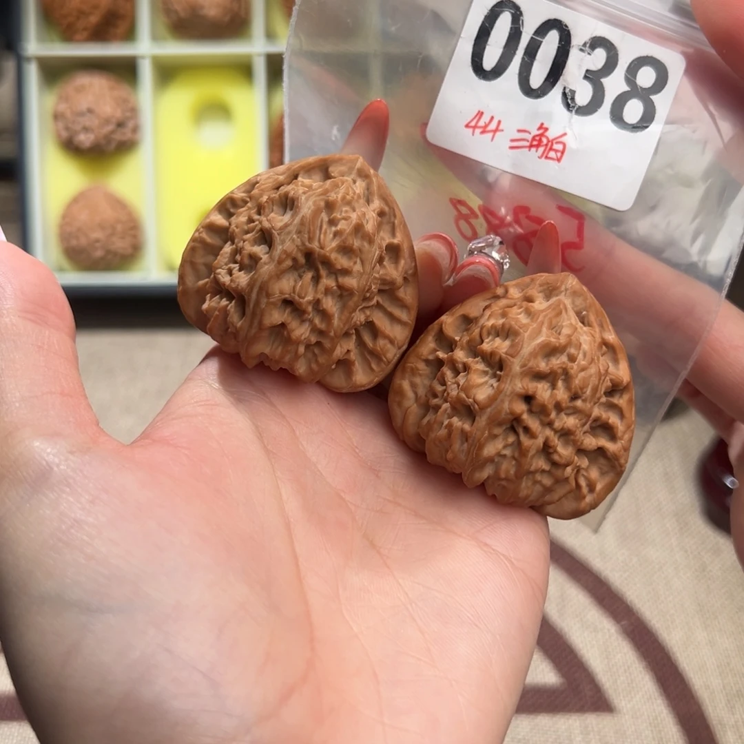 44三角白文玩核桃