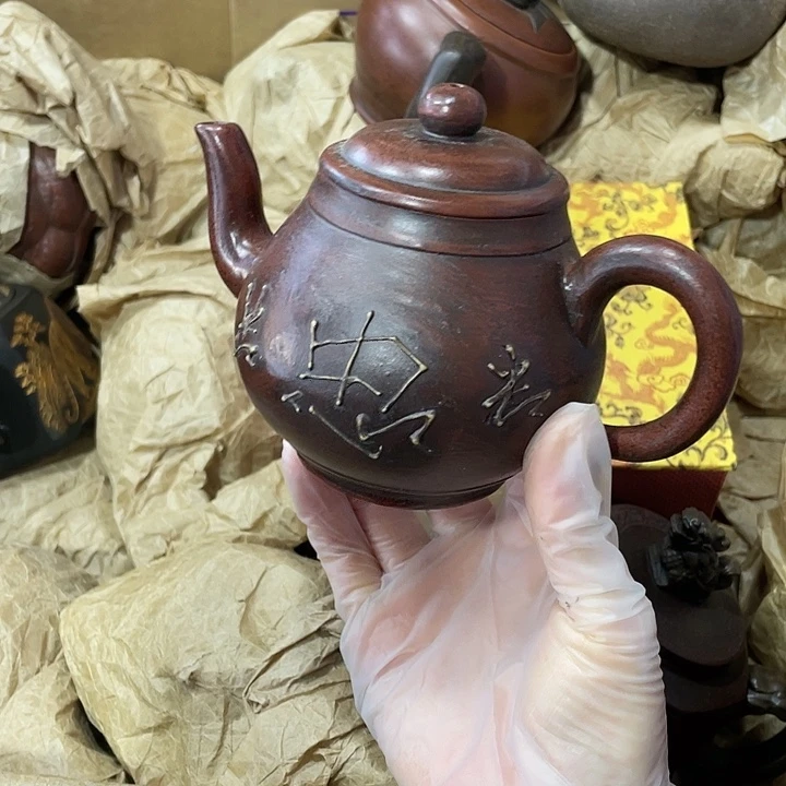 茶壶紫砂原矿泥料，手工制作的一把紫砂壶。