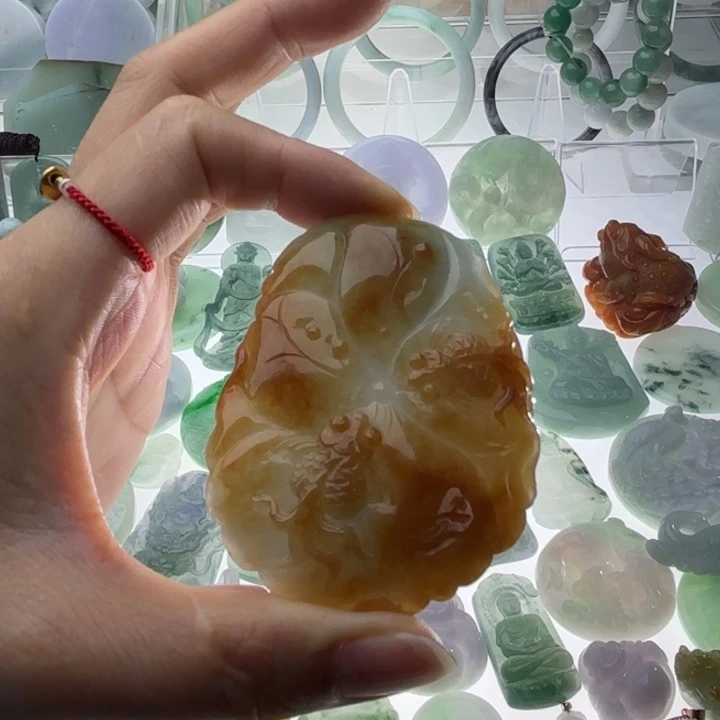 翡翠吊坠(赠链)未镶嵌黄翡荷叶鱼