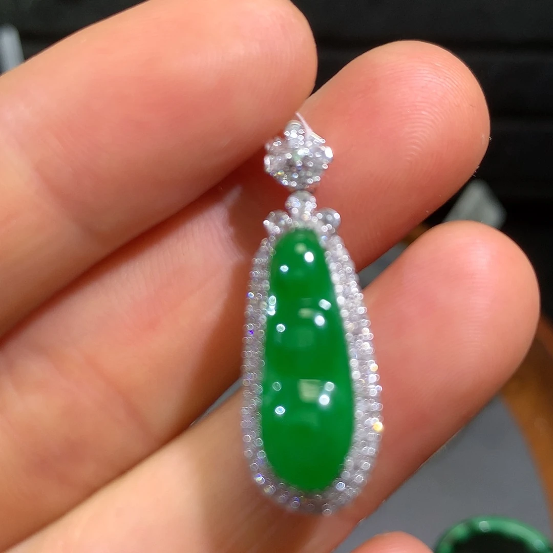 翡翠颈饰18K金镶嵌福豆吊坠