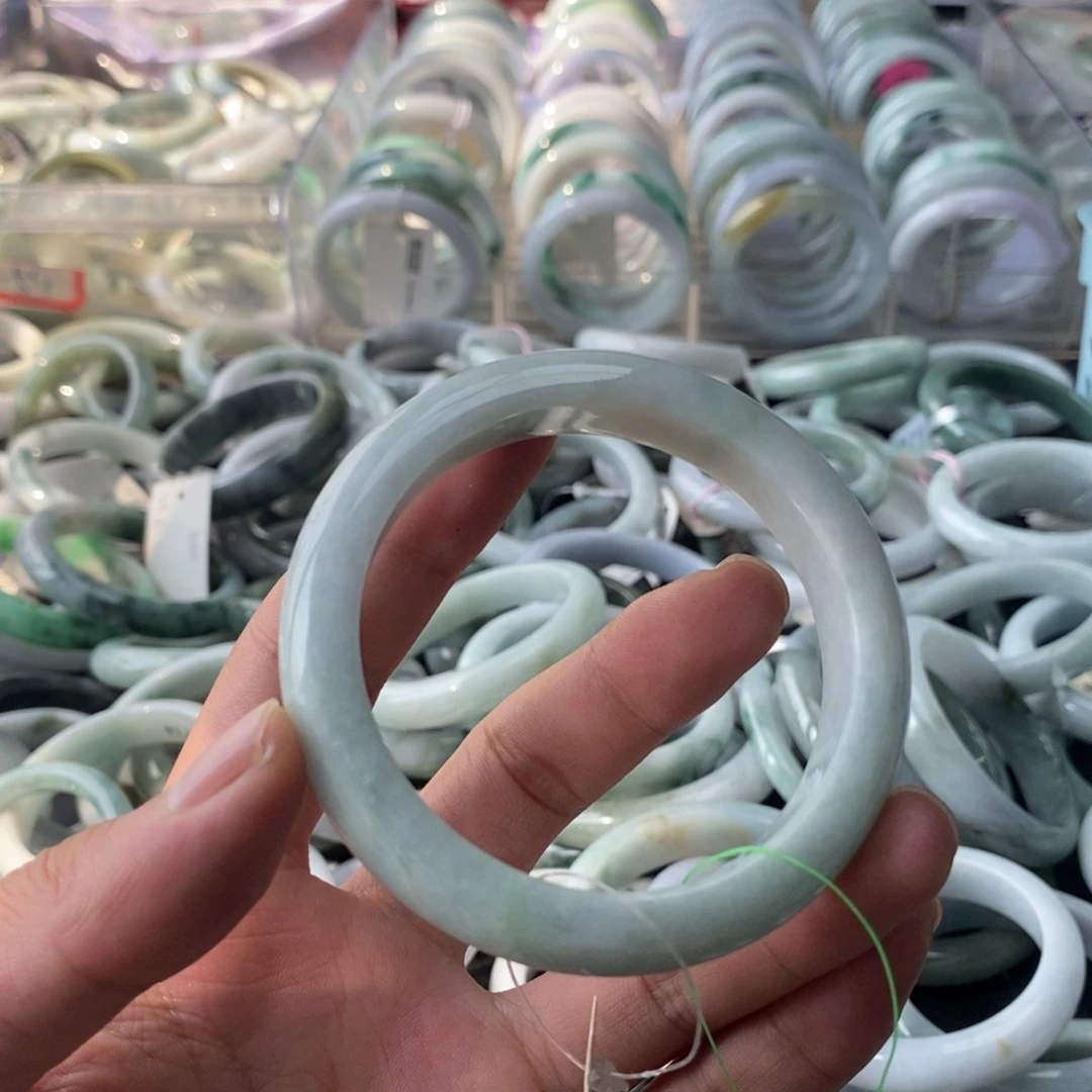 翡翠手镯未镶嵌翡翠手镯