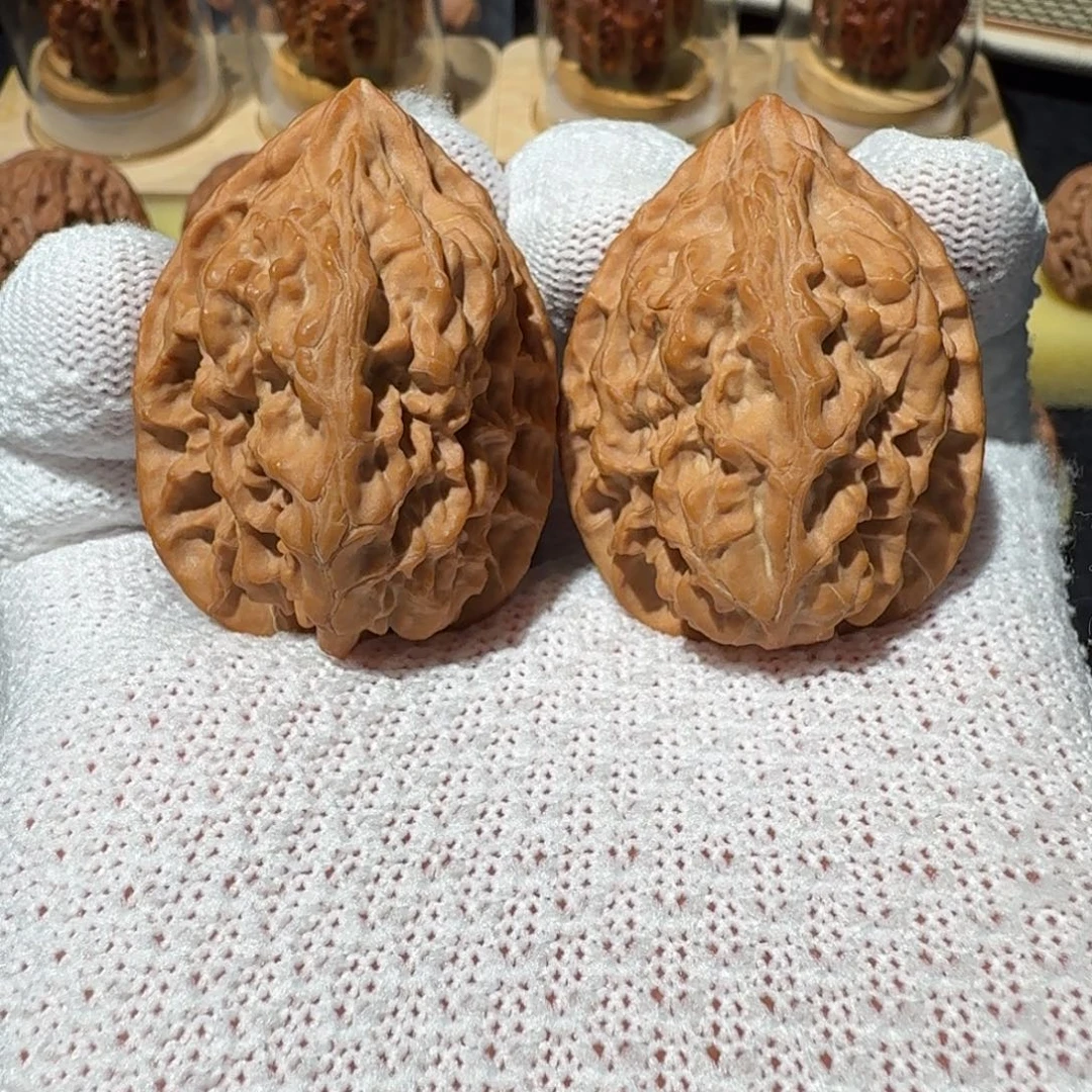 文玩核桃吊坠十三陵鸡心35