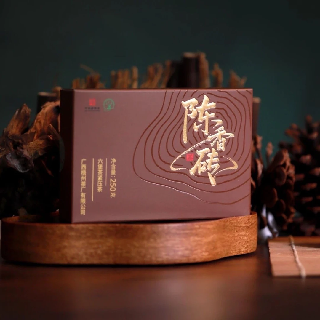 三鹤六堡茶陈香砖一级250克2021陈化陈香木质香熟果香经醇厚甜润