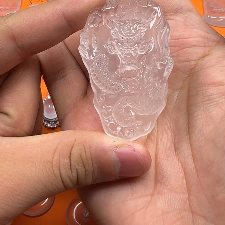 石英质玉未镶嵌颈饰龙牌