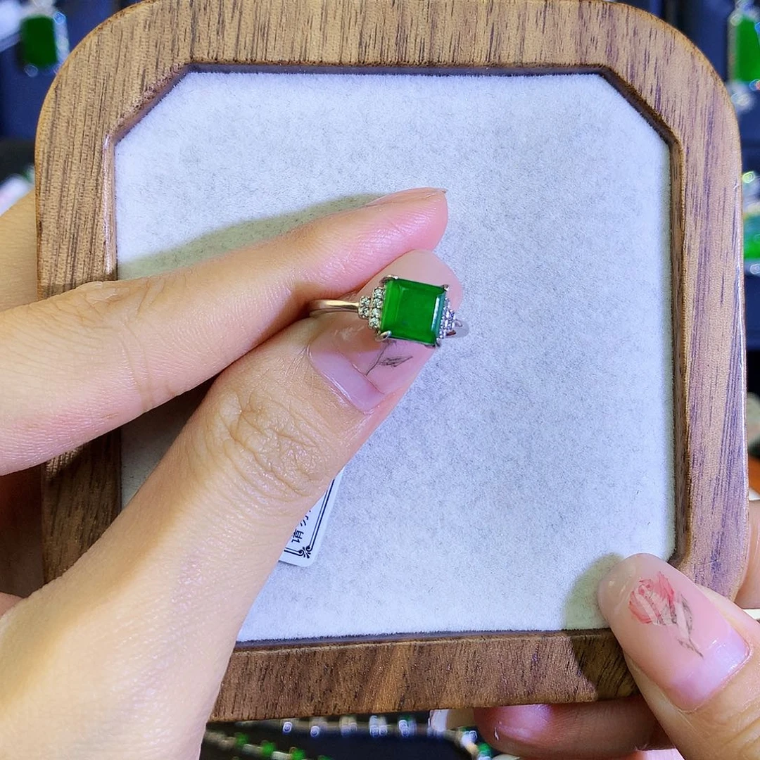 翡翠戒指银S925镶嵌笑**花天然翡翠方糖戒指