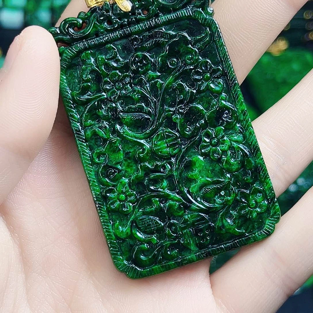 颈饰18K金镶嵌翡翠多样性