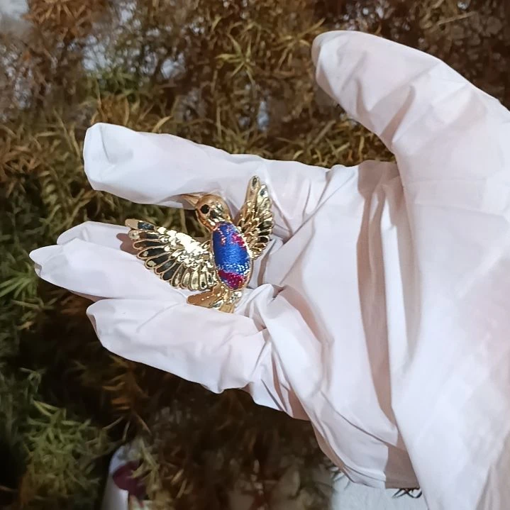 织绣和平小屋助力非遗蜀锦展翅和平鸽蓝色