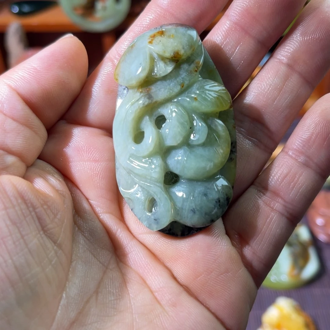 蛇纹石玉未镶嵌颈饰