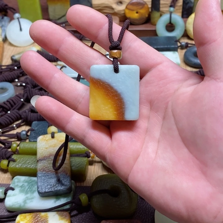 蛇纹石玉挂件未镶嵌奔*霸