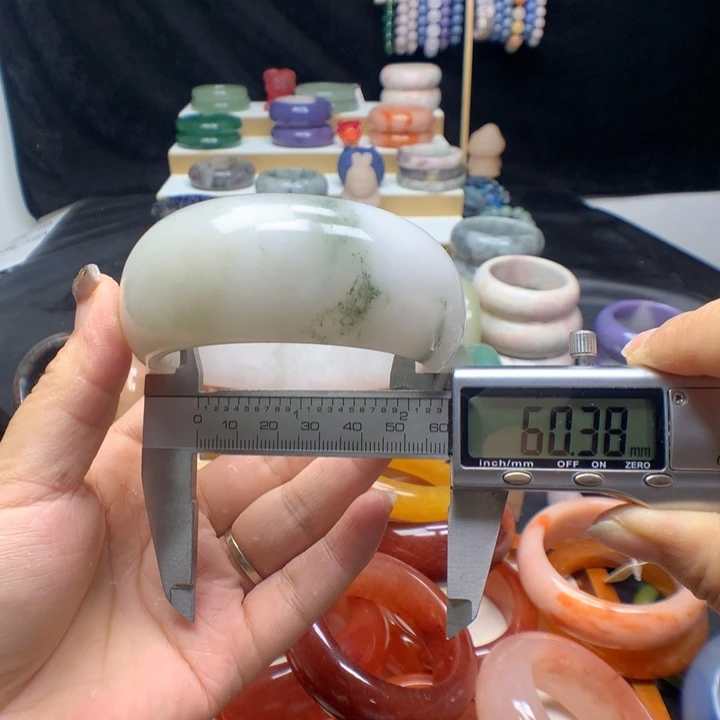 未镶嵌手镯石英质玉