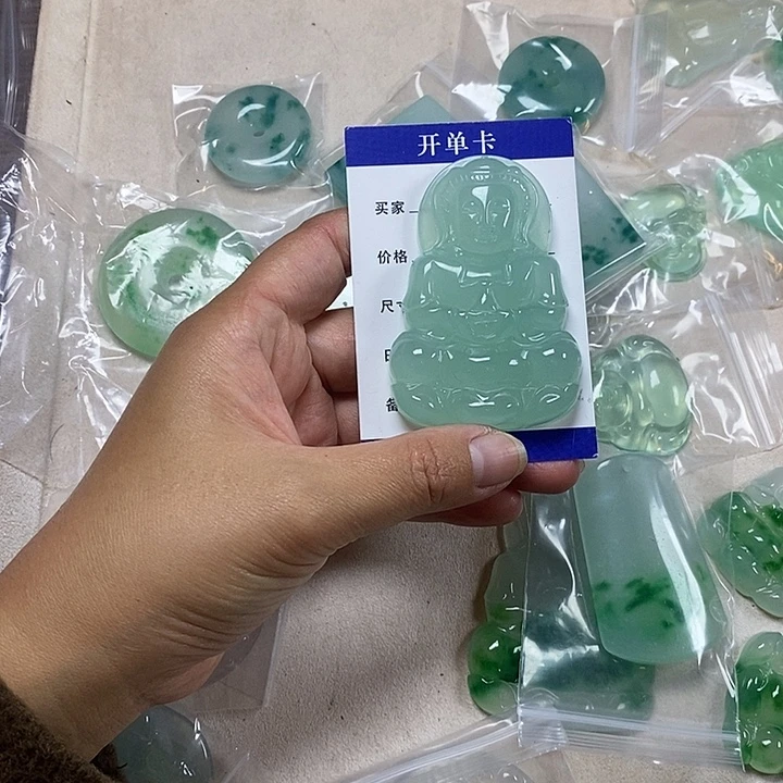 翡翠未镶嵌颈饰观音