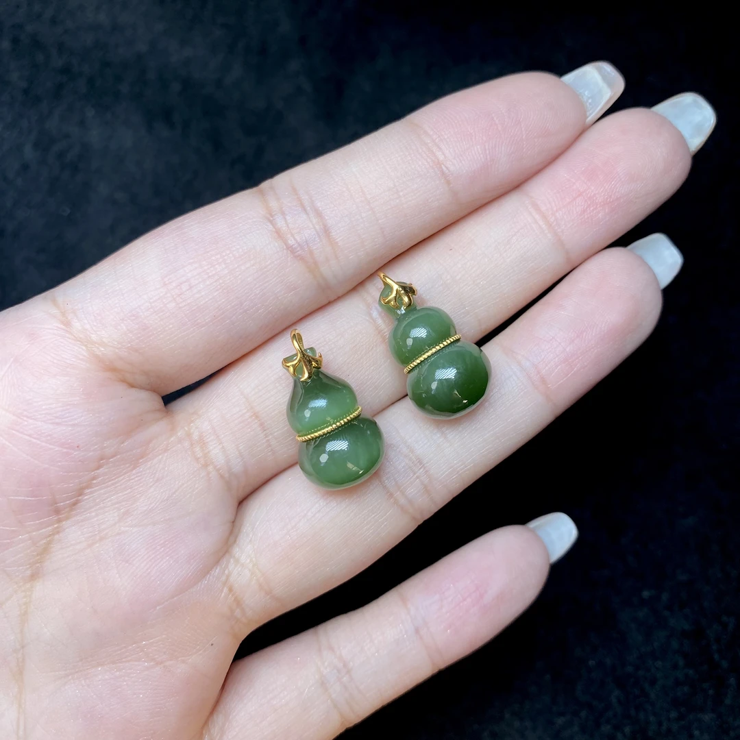 18K金镶嵌和田玉葫芦吊坠—多样性发一件-16x10mm-V67997-K（商城）