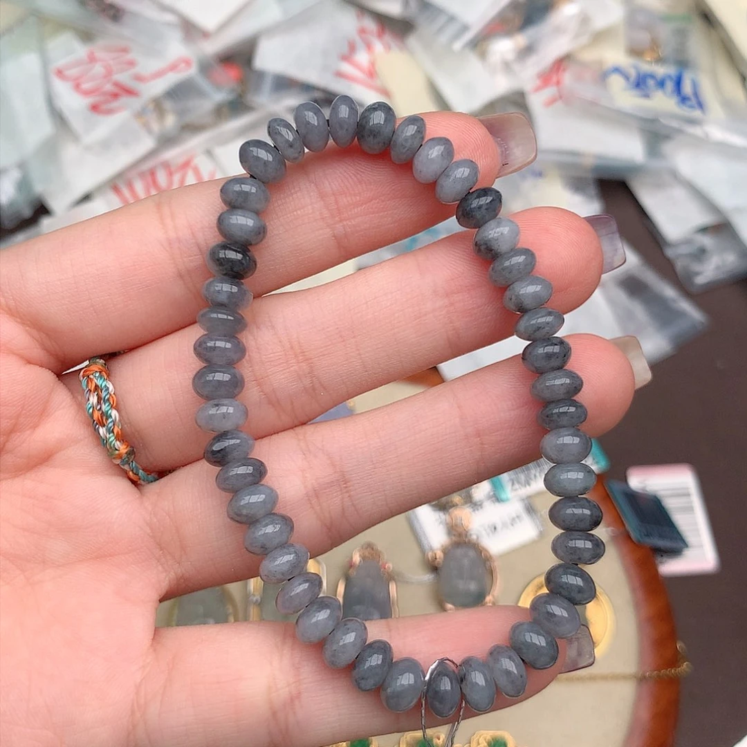 翡翠挂件未镶嵌….