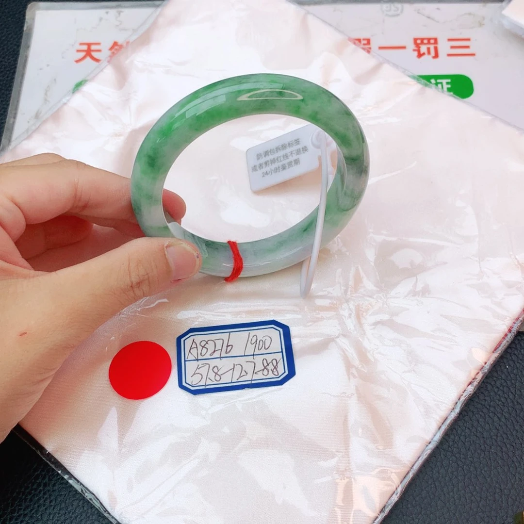 翡翠手镯未镶嵌翡翠