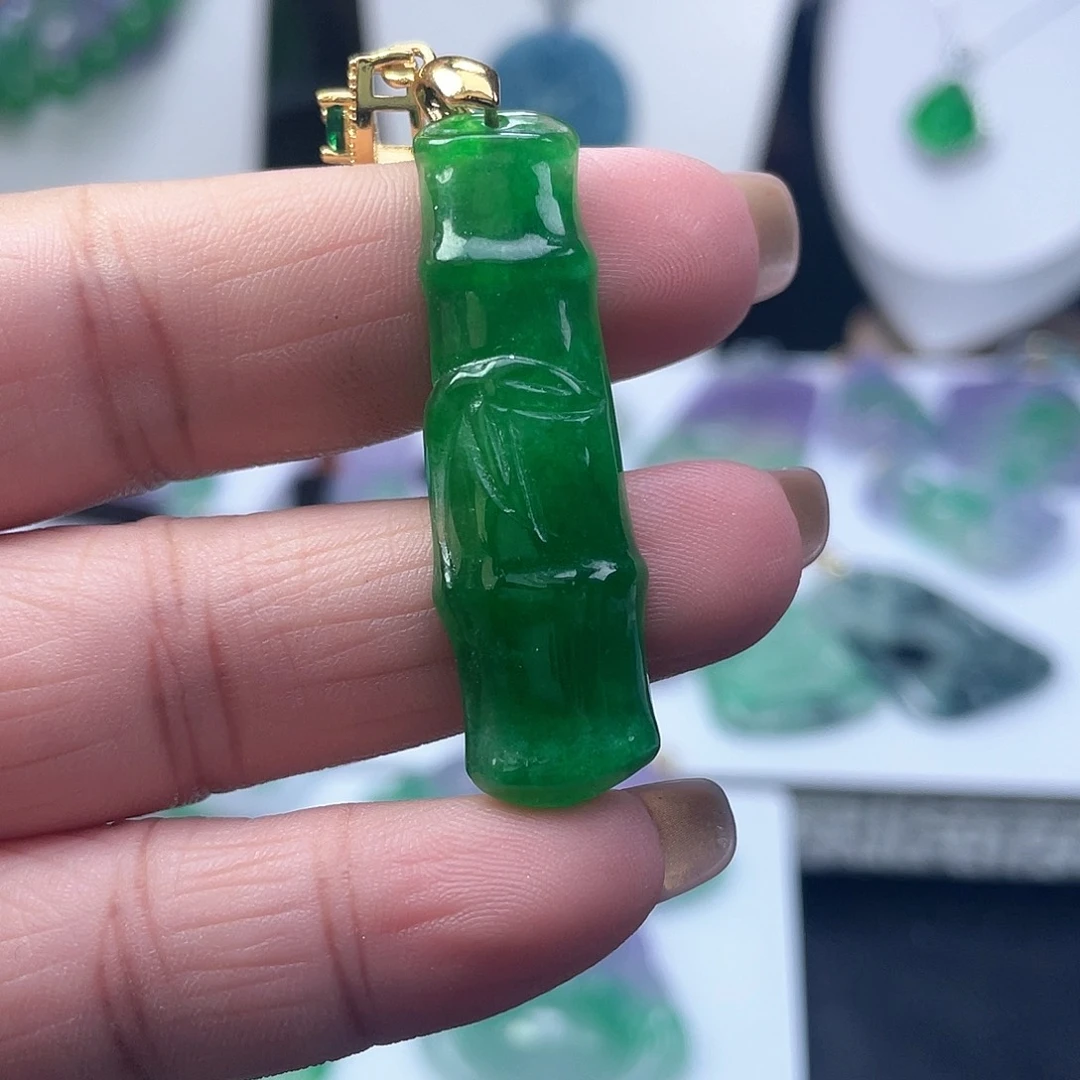 翡翠吊坠(赠链)未镶嵌