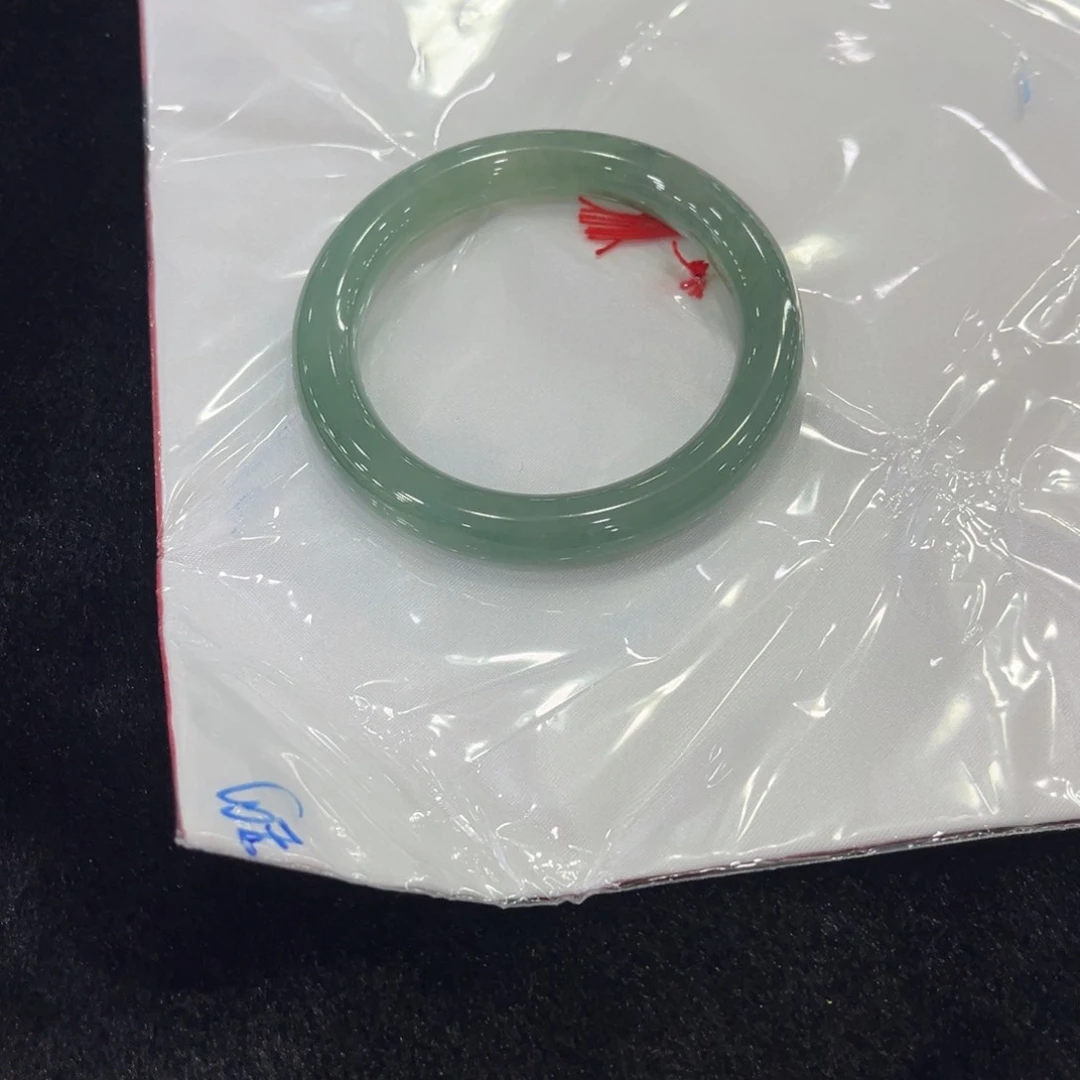 翡翠手镯未镶嵌王**。