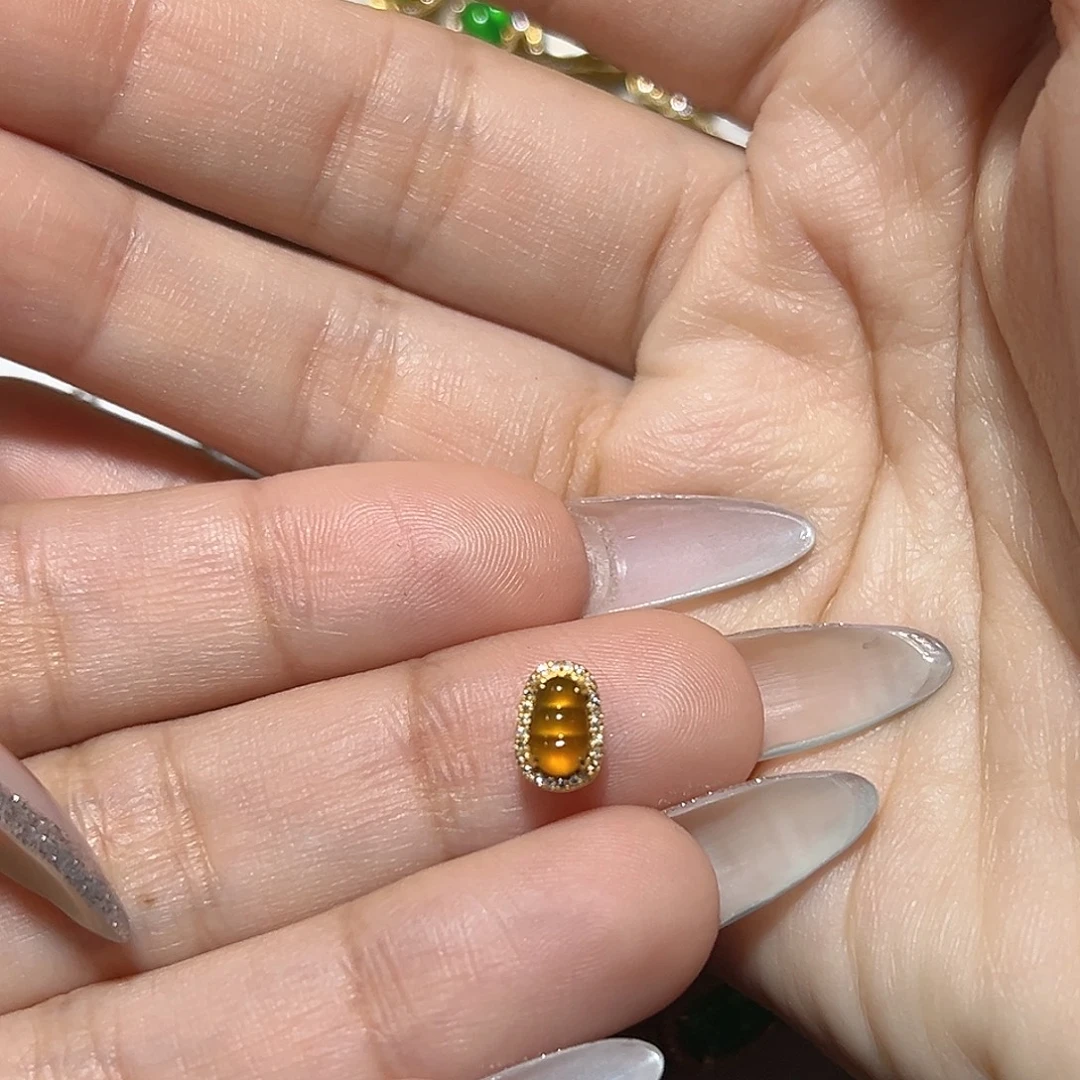 微***暖翡翠18K金镶嵌颈饰