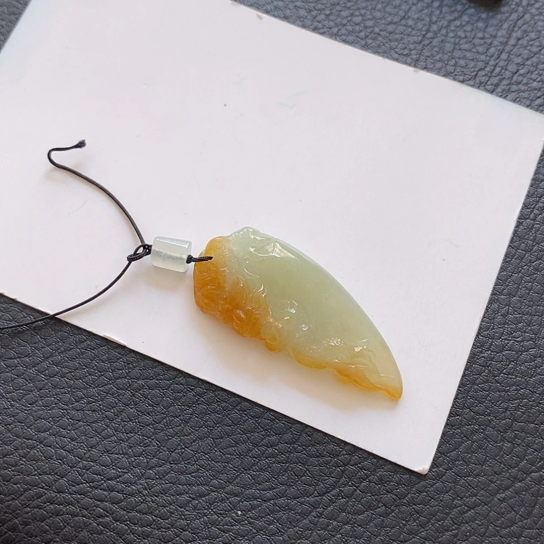 翡翠颈饰未镶嵌黄翡龙牙