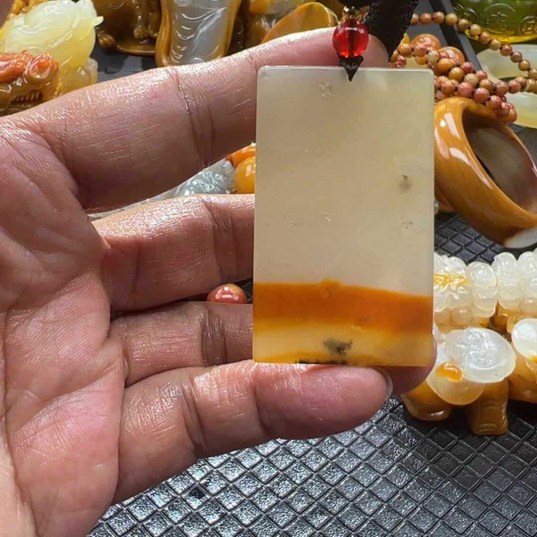 颈饰未镶嵌石英质玉