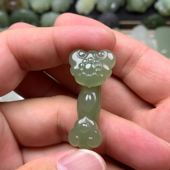 七***月和田玉未镶嵌颈饰