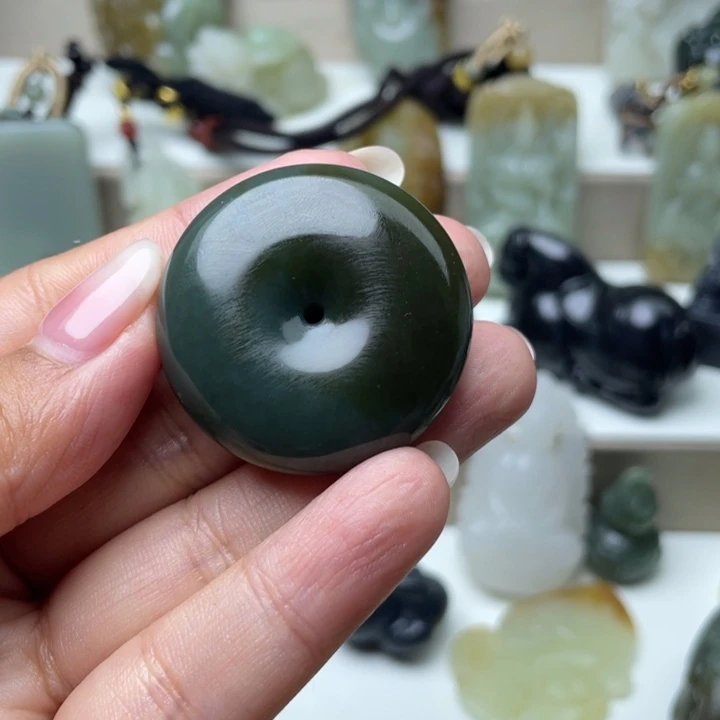 陌***人和田玉未镶嵌挂件