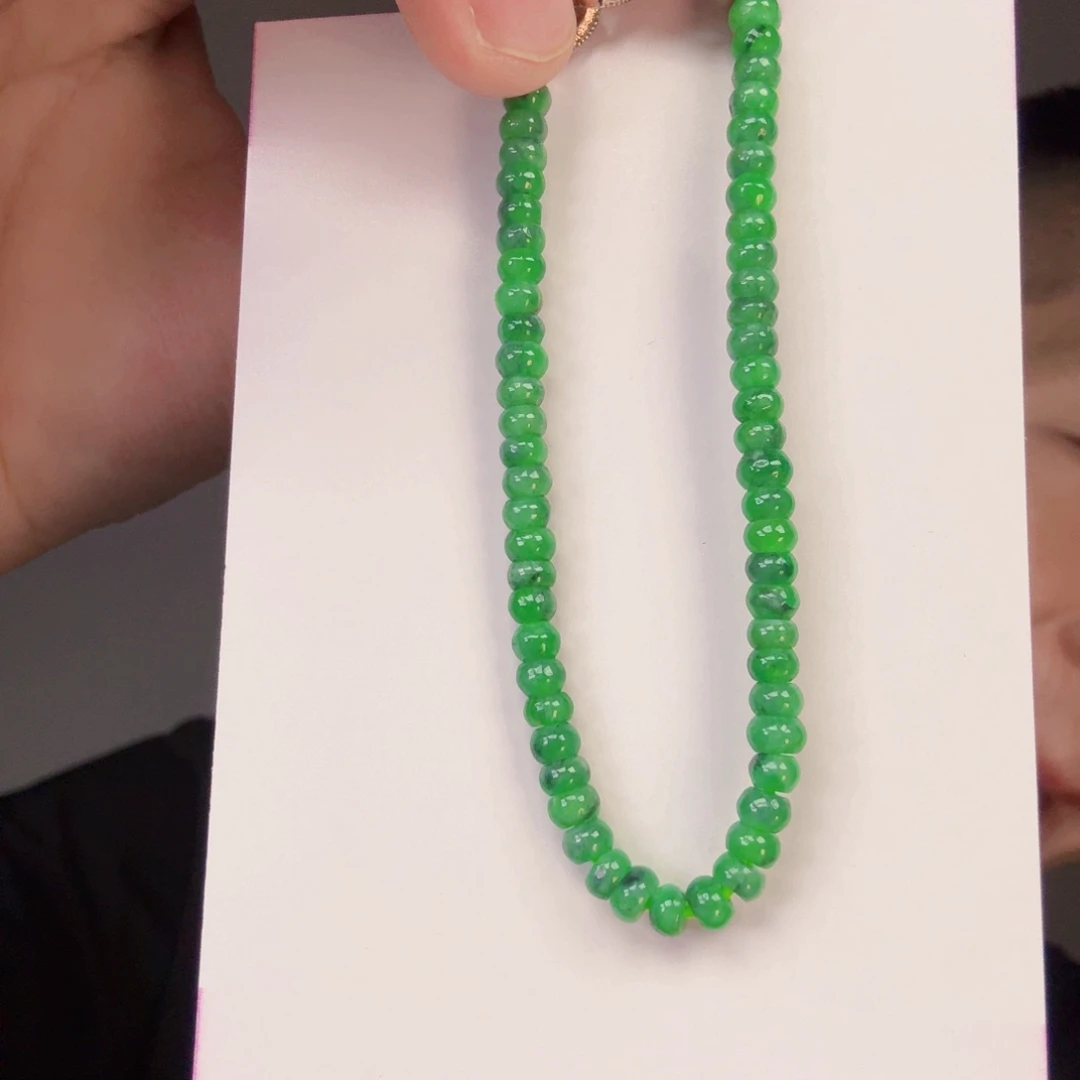 翡翠未镶嵌颈饰一件