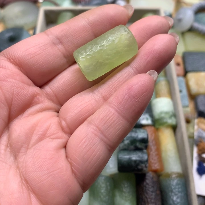 透闪石-蛇纹石玉合金颈饰?****奤