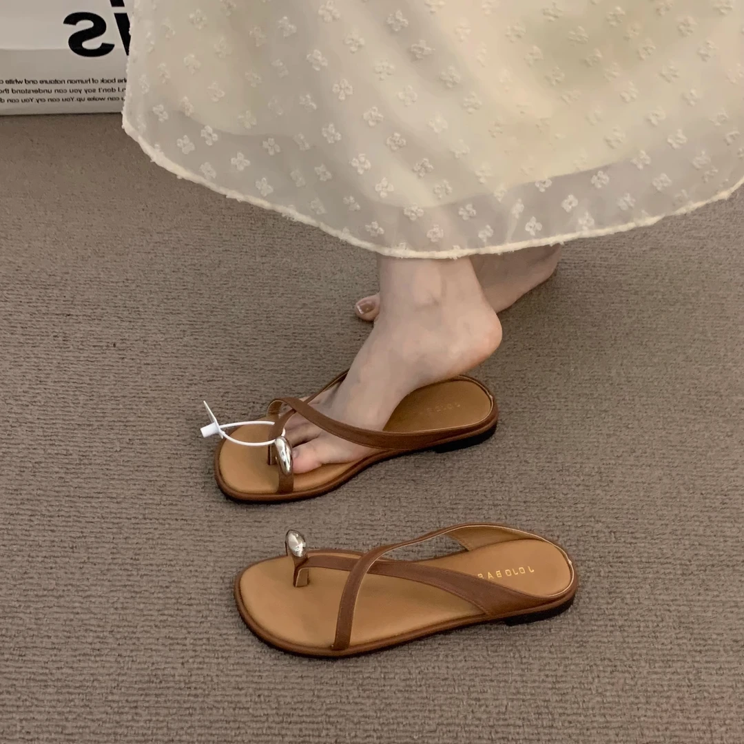 晚晚风复古棕色高级露趾凉鞋仙女鞋子2025新款夏季平底度假凉拖鞋
