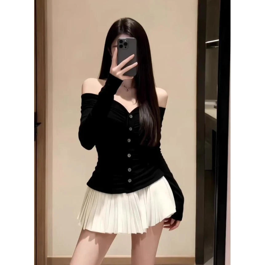 新款高级感时尚黑色一字肩露肩长袖v领单排扣设计长袖百褶连衣裙