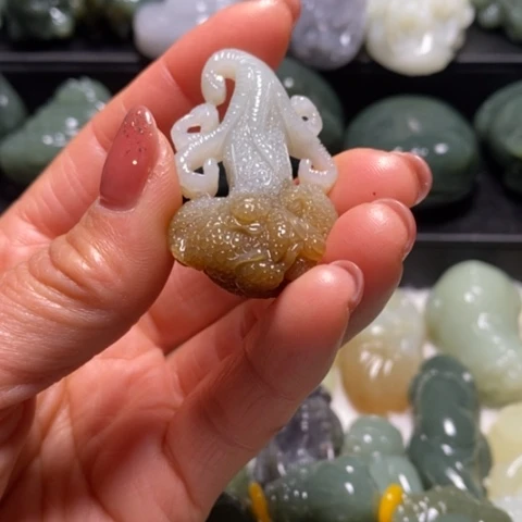 颈饰未镶嵌和田玉（糖玉）