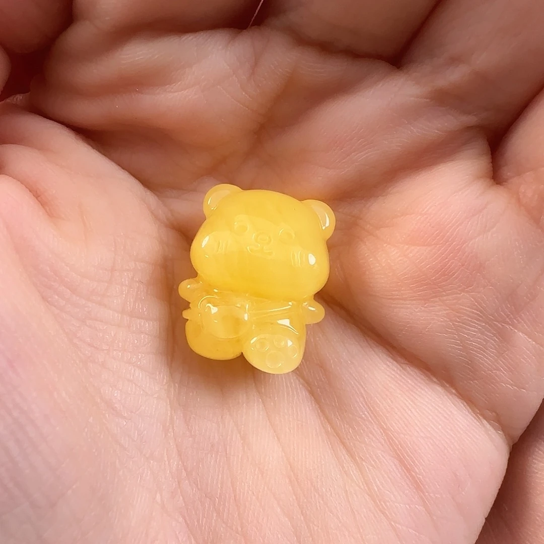 琥珀珠宝奇石未镶嵌周*妍