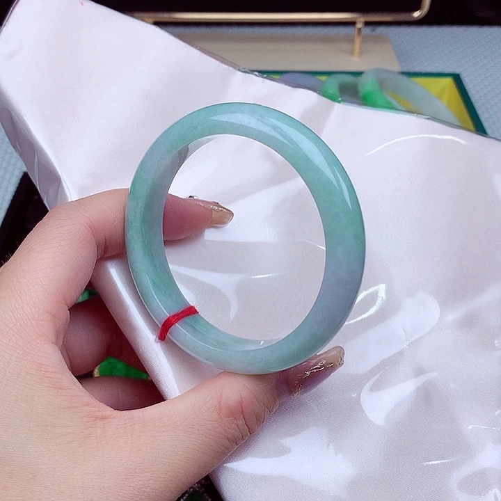 翡翠手镯未镶嵌翡翠